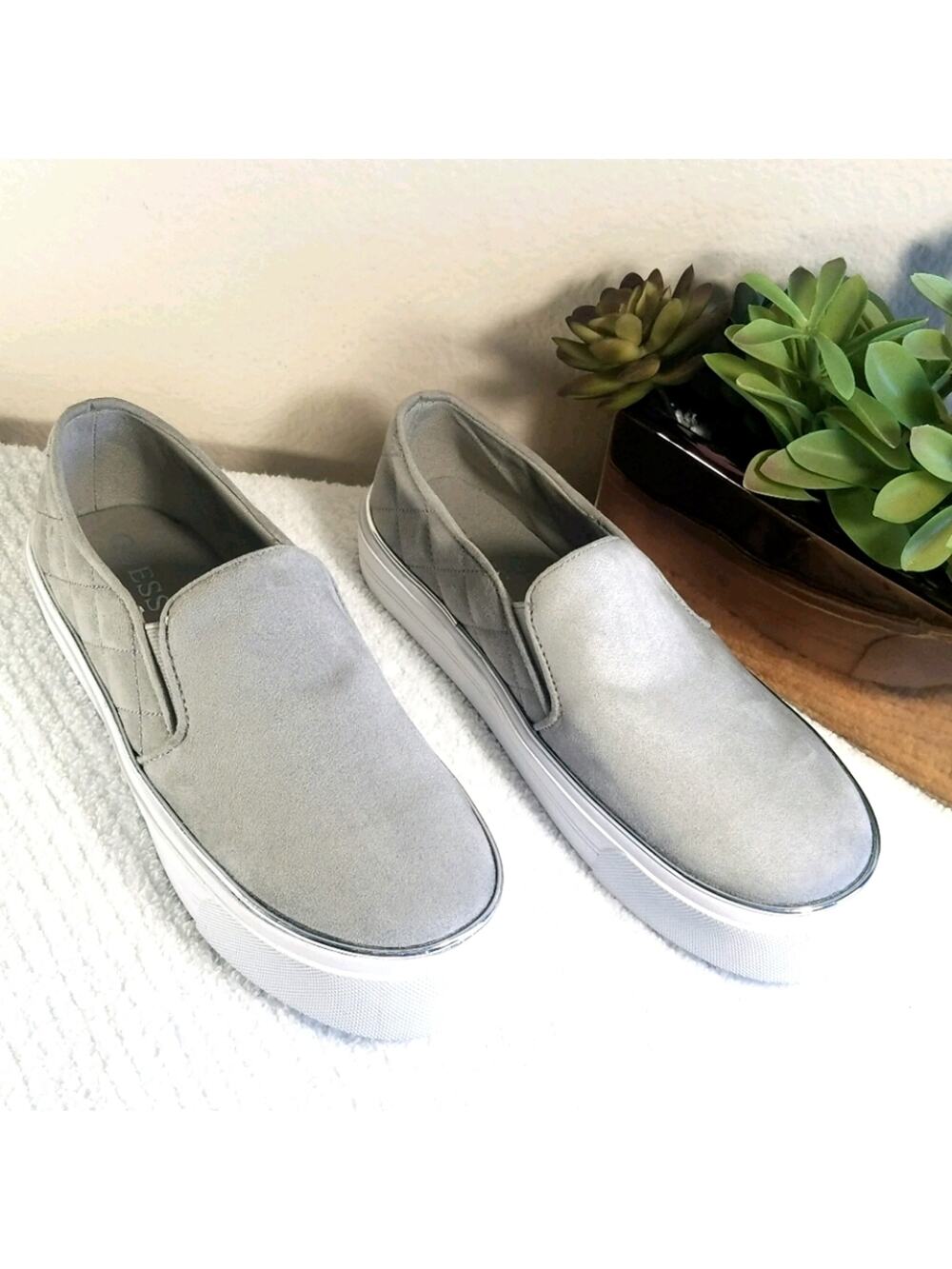 Guess Daylea Platform Sneaker Size 5.5 Gray/Silver Slip-On Faux Suede Comfy New